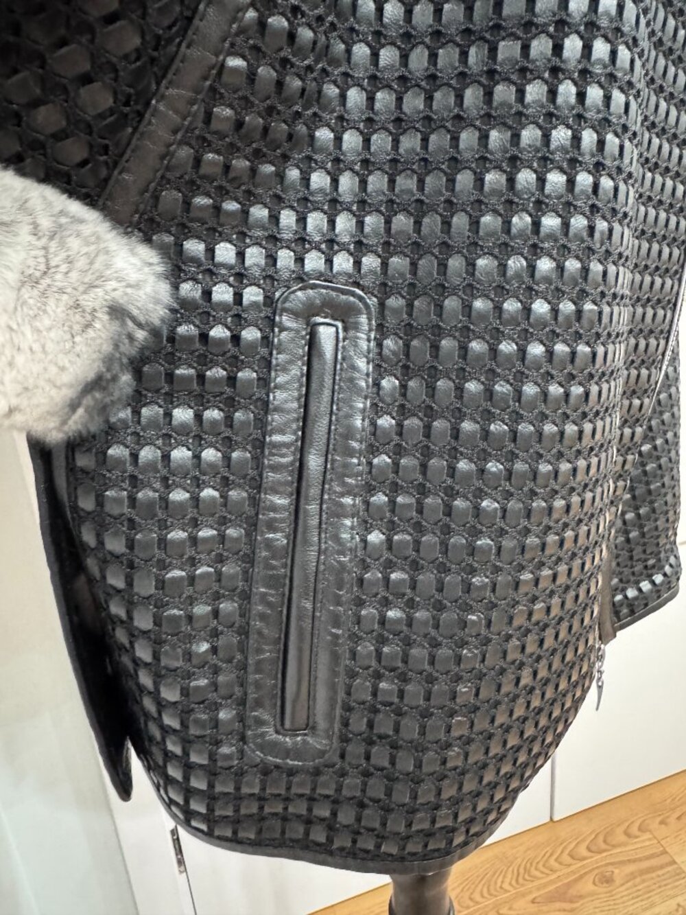 Leather Black cape with natural fur New, Size M - Picture 17 of 17